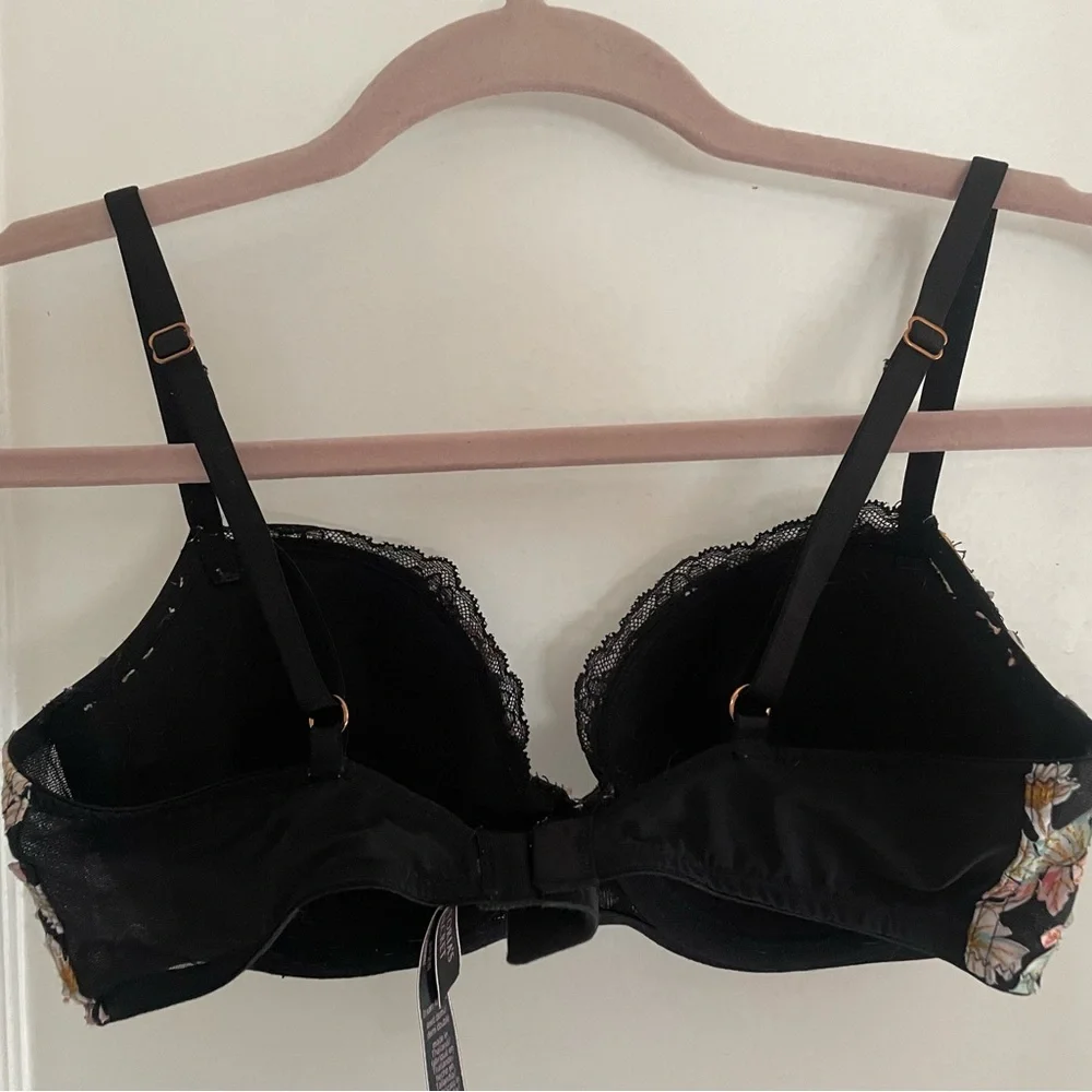 Victoria's Secret Black Floral Embroidered Underwire Bra - Picture 2 of 12